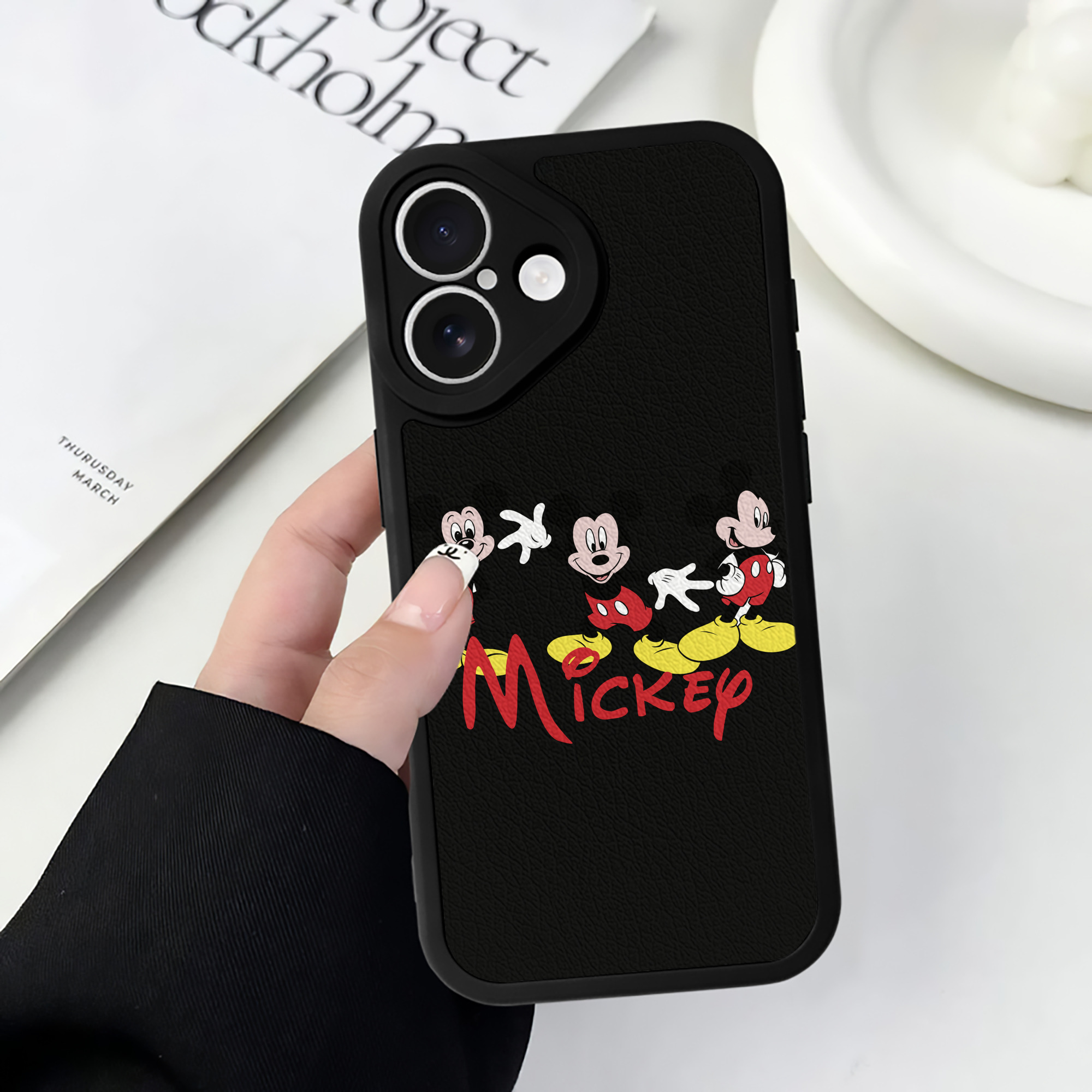 （画像用） ミッキーマウス Mickey Mouse 【iPhone 16シリーズ対応】シリコンスマホケース（レザー調） 材質：シリコン